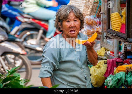 Ho Chi Minh Ville, Vietnam - 29 mars 2017 Les femmes : vente de charme et de fast-food fruits tôt le matin on street, Hanoi, Vietnam Banque D'Images