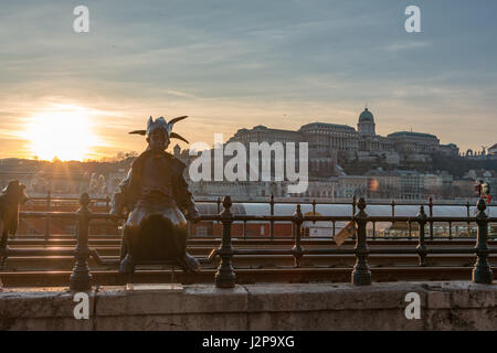 La Petite Princesse Statue avec le Château de Buda en arrière-plan au coucher du soleil Banque D'Images