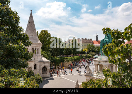Les touristes dans le quartier du château de Budapest comme vu de Halaszbastya Banque D'Images