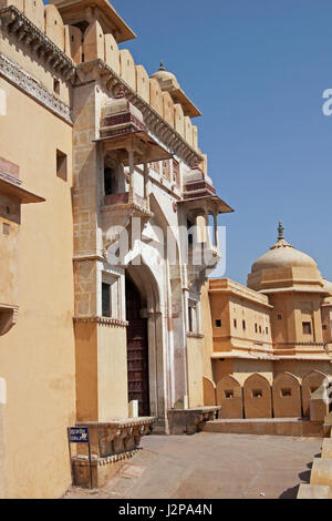 Suraj Pol. L'imposition d'entrée principale de Fort Amber. Bâtiment historique et de l'ancienne maison pour le maharajah de Jaipur, au Rajasthan, en Inde. Banque D'Images