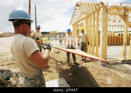 Avec les soldats de la Garde nationale du Wisconsin's 829th Engineer Company (Vertical) d'Ashland et Spooner, Wisconsin, travailler sur une installation de douche 22 juin 2016, à l'amélioration de l'entraînement tactique sur la liberté de la Base de Fort McCoy's South Post. La société a commencé le projet de troupes à partir de la base et j'ai travaillé au cours de quatre semaines en juin dans le cadre de la formation annuelle. (U.S. Photo de l'Armée de Scott T. Sturkol, Public Affairs Office, Fort McCoy, Wisconsin) Banque D'Images