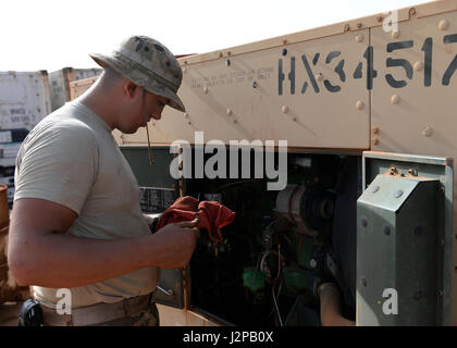 Des aviateurs du 768th Expeditionary Air base Squadron ont effectué la maintenance de routine des groupes électrogènes à la Nigerien Air base 101, au Niger, en veillant à ce que l'équipement de production d'énergie fonctionne dans les intervalles et les normes de service. Banque D'Images
