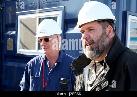 MARSEILLE, France - James Anderson, le USNS Trenton troisième officier, montres que le personnel du chantier naval Chantier Naval de Marseille, situé à l'intérieur du port de Marseille, France, refonte complète du travail le 4 avril. Trenton est une force expéditionnaire de transport rapide des navires, qui a pour mandat d'une période annuelle en cale sèche par l'American Bureau of Shipping. Banque D'Images