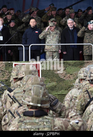 170413-N-AC979-107 ORZYSZ, Pologne (13 avril 2017) Commandant du Commandement européen de l'OTAN et le Commandant suprême des forces alliées en Europe, le général Curtis Scaparrotti (centre), rend hommage à l'OTAN les membres de service au cours d'une cérémonie d'accueil pour une meilleure présence avancée (PEF) Pologne au centre de formation sur le terrain des forces terrestres. Pologne Groupe de combat se compose de soldats des États-Unis, Royaume-Uni, et la Roumanie qui sont intégrées à l'armée polonaise, la 15ème Brigade Mécanisée. (U.S. Photo par marine Spécialiste de la communication de masse en chef Michael McNabb/libérés) Banque D'Images