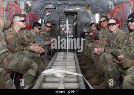 CAMP CASEY, Corée du Sud - Des soldats affectés au 210e Brigade d'artillerie prend pour le ciel pour célébrer le réengagement sélectif de la CPS. Kaitlyn Cothren, un canyon, Texas et autochtones un système de lance-roquettes multiple de l'équipage affectés à la Batterie B, 2e Bataillon, 18e Régiment d'artillerie, 210e Brigade d'artillerie, 2e Division d'infanterie/Corée du Sud et les États-Unis, la Division combinés à l'hélisurface-220 sur Camp Mobile, Corée du Sud, le 14 avril 2017. Cothren juré pour cinq années de service. Banque D'Images