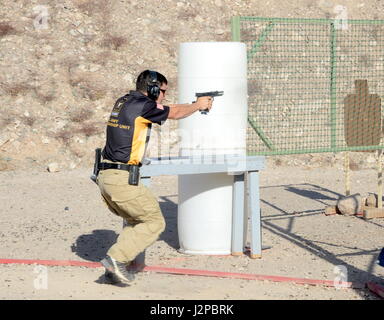 LAS VEGAS, NEVADA - Le Sgt. 1ère classe Daniel Horner, l'adresse au tir de l'armée américaine, l'unité de Suffolk, Virginie, en concurrence dans la pratique des États-Unis 2017 Multi-Gun Association de tir aux championnats nationaux, le 14 avril, au Pro Gun Club. Horner a fait valoir son quatrième titre national consécutif à la Division optique tactique, qui a été son neuvième titre général dans la même division, le plus de tous les temps dans ces championnats. (U.S. Photo de l'armée par le Sgt. 1re classe Julius Clayton/libérés) Banque D'Images