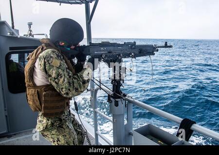 170418-N-NT795-583 SAN DIEGO (18 avril 2017) Fire Controlman 2e classe Adam Babica, crewman gunner affectés à l'Escadron fluviales côtières (CRS) 1 feux, une mitrailleuse M240B au cours d'un exercice de tir réel effectué par groupe fluviales côtières (CRG) 1 Unité de formation et d'évaluation (TUE). Les riverains de la côte est de la Force Marine base outil a fournit des biens de grande valeur et de la protection des opérations de sécurité maritime dans les eaux intérieures et côtières. (U.S. Photo par Marine Premier maître de Manœuvre Nelson/Doromal) Parution Banque D'Images