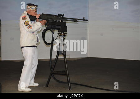 170418-N-OU356-707 Imperial Beach, Californie (18 avril 2017) Stu Hedley un premier maître de la Marine à la retraite, ancien combattant de la Seconde Guerre mondiale et survivant de Pearl Harbor, les feux d'un simulateur M240B machine gun formateur lors de sa visite à bord des rivières côtières Group (CRG) à 1 périphériques Naval Landing Field à Imperial Beach. Les riverains de la côte est de la Force Marine base outil a fournit des biens de grande valeur et de la protection des opérations de sécurité maritime dans les eaux intérieures et côtières. (U.S. Photo par Marine Conseiller Marine 1ère classe Jonathan Villena/libérés) Banque D'Images