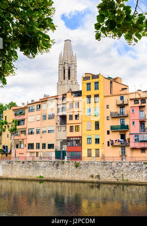 Maisons colorées de Gérone, le cas de l'Onyar, le long de la rivière Onyar dans la vieille ville de Gérone, surplombé par la Basilique de Sant Feliu, Espagne Banque D'Images