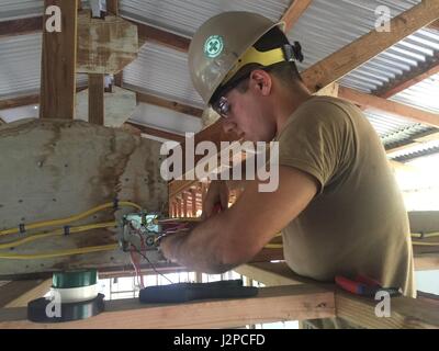 KOSRAE (États fédérés de Micronésie (19 avril 2017) Électricien de construction 3e classe Eduardo Blanco, d'Atlanta, Géorgie, fils d'une boîte de jonction au cours de la Construction Navale du Bataillon mobile (NMCB) 1 Rénovation d'une école primaire de Malem à Kosrae (États fédérés de Micronésie, le 19 avril, 2017. 1 NMCB est déployée avant d'exécuter la construction, l'aide humanitaire et l'aide étrangère, les opérations spéciales des services de soutien au combat, et le théâtre de la coopération en matière de sécurité dans l'appui de United States Pacific Command. (U.S. Utilitiesman Constructionman marine photo par Matthieu Konopka) Banque D'Images