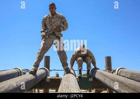 Les recrues de l'entreprise Delta, 1er Bataillon, de recrutement et de formation à la manœuvre de sciage au cours de Parcours II au Marine Corps Recruter Depot San Diego, le 20 avril. Les recrues ont été enseigné différentes techniques pour les aider à remplir les obstacles, qui a testé leur force de corps supérieur et inférieur. Chaque année, plus de 17 000 hommes recrutés dans la région de recrutement de l'Ouest sont formés à MCRD San Diego. Delta Entreprise est prévue pour juin 30 diplômés. Banque D'Images