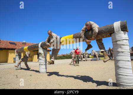 Les recrues de l'entreprise Delta, 1er Bataillon, de recrutement et de formation à la manœuvre de sciage au cours de Parcours II au Marine Corps Recruter Depot San Diego, le 20 avril. Si une recrue n'a pas réussi à terminer un obstacle la première fois, il a été renvoyé à l'essayer à nouveau. Chaque année, plus de 17 000 hommes recrutés dans la région de recrutement de l'Ouest sont formés à MCRD San Diego. Delta Entreprise est prévue pour juin 30 diplômés. Banque D'Images