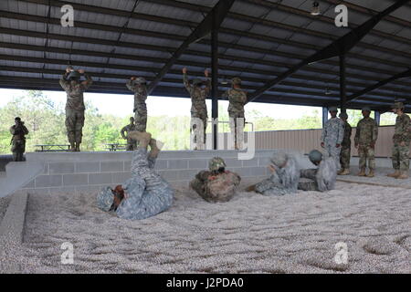 Des soldats américains affectés à la 982e Compagnie de la Caméra de combat, la 824ème Compagnie de quartier-maître et de l'armée américaine des affaires civiles et des Opérations Psychologiques la pratique de commande leur parachute landing falls au Pape Army Airfield situé à Fort Bragg, NC, le 21 avril 2017. Des soldats américains affectés à la 982e Compagnie de la Caméra de combat, la 824ème Compagnie de quartier-maître et de l'armée américaine des affaires civiles et des opérations psychologiques de la préparation de commande pour un saut en parachute à partir d'un C-130 Hercules au Sicile Drop Zone situé à Fort Bragg, NC. (U.S. Photo de l'armée par le Sgt. 1re classe Bronco Su Banque D'Images