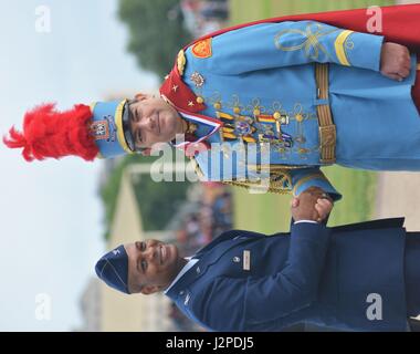 Le Texas 2017 Cavaliers King, le Dr Michael Casillas, reçoit un 37e Escadre Formation Médaille Fiesta depuis le colonel Roy Collins, Commandant, 37e Escadre, Base commune de formation San Antonio-Lackland. Banque D'Images