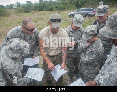 Le sergent de l'US Air Force. Caleb Williams, 18e Escadron de soutien de survie, évasion, résistance et d'évasion spécialiste (centre), enseigne aux aviateurs du 18e Groupe médical comment lire une carte, 21 avril 2017, à Kadena Air Base, au Japon. La 18e DS fournit des services tels que l'instruction sur la navigation dans un terrain accidenté en utilisant correctement les cartes et boussoles dans le cadre de la convention préventive de la médecine aérospatiale. (U.S. Air Force photo par un membre de la 1re classe Quay Drawdy) Banque D'Images