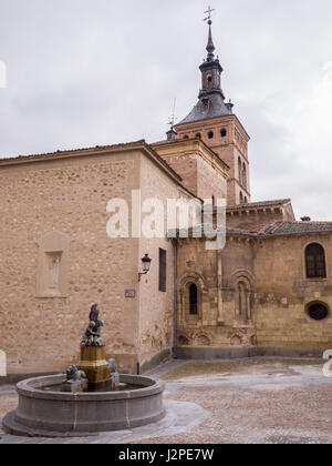 Iglesia románica de San Martín y Fuente de los Leones en Segovia, Castilla León, España. Banque D'Images