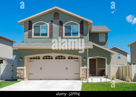 Maison moderne de construction récente avec garage attaché Banque D'Images