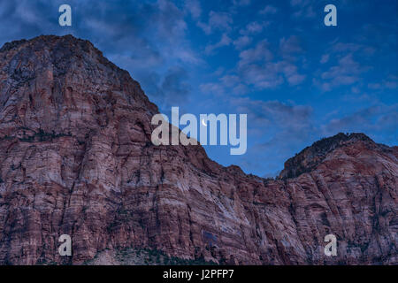 Vue de nuit sur des falaises rocheuses à Zion National Park, Utah Banque D'Images