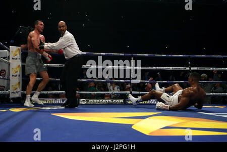 Wladimir Klitschko (gauche) Anthony met bas Joshua pendant leurs IBF, WBA et titre mondial IBO Heavyweight bout au stade de Wembley, Londres. Banque D'Images