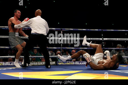 Wladimir Klitschko (gauche) Anthony met bas Joshua pendant leurs IBF, WBA et titre mondial IBO Heavyweight bout au stade de Wembley, Londres. Banque D'Images