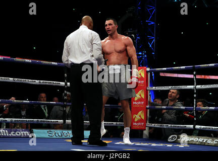 Wladimir Klitschko en action contre Anthony Joshua pendant leurs IBF, WBA et titre mondial IBO Heavyweight bout au stade de Wembley, Londres. Banque D'Images