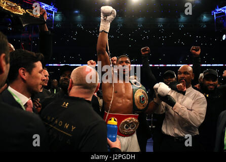 Anthony Joshua célèbre victoire sur Wladimir Klitschko à la suite de l'IBF, WBA et titre mondial IBO Heavyweight bout au stade de Wembley, Londres. Banque D'Images