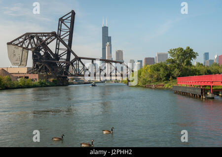 Saint Charles Air Line Bridge et Chicago Downtown vu de Tom Ping Park. Banque D'Images