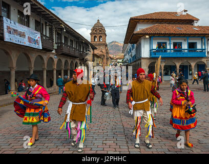 Les gens en costume traditionnel dans la ville participe avec l'Inti Raymi fêtes et une vue sur l'architecture de la ville centre, le Pérou. Banque D'Images