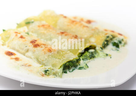 Cannelloni aux épinards et fromage Préparation : épinards et fromage servi sur un plat blanc cannelloni Banque D'Images