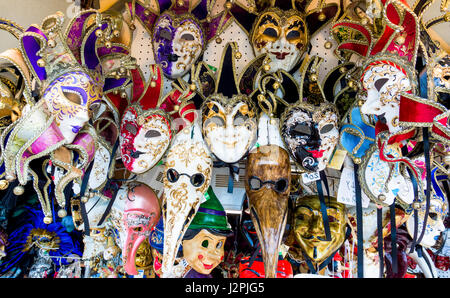 Divers masques vénitiens en vente sur masques artistiques colorées . Le Carnaval de Venise Banque D'Images