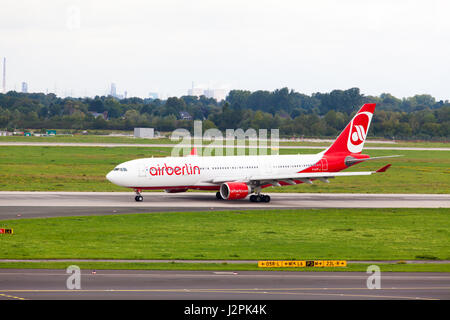 DUSSELDORF, ALLEMAGNE - 05 SEPTEMBRE : un Boeing 737 d'Air Berlin Les taxis sur Septembre 05, 2015 à Düsseldorf, Allemagne. Air Berlin est la deuxième grandes Banque D'Images