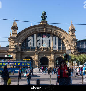 Francfort - 11 SEPTEMBRE : Façade de la gare centrale de Francfort le 11 septembre 2015 à Francfort, Allemagne. La gare centrale est la gare la plus achalandée stat Banque D'Images