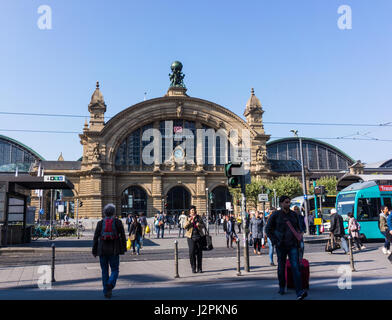 Francfort - 11 SEPTEMBRE : Façade de la gare centrale de Francfort le 11 septembre 2015 à Francfort, Allemagne. La gare centrale est la gare la plus achalandée stat Banque D'Images