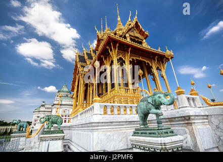 La salle du trône Ananta Samakhom en Thai Royal Dusit Palace green et statues d'éléphants à Bangkok, Thaïlande Banque D'Images