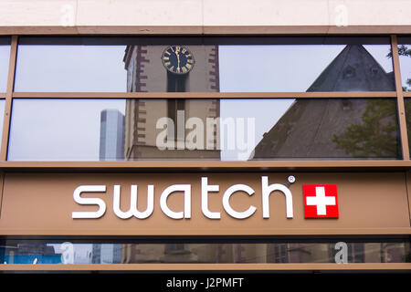 Francfort, Allemagne - Oktober 24, 2015 : Une prise d'échantillon. La première collection de douze modèles Swatch a été présenté le 1 mars 1983 à Zurich, SWI Banque D'Images