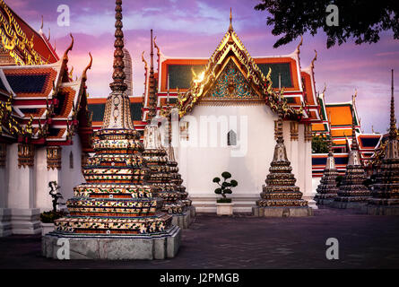 L'ancienne pagode Royale Stupas et au temple de Wat Pho à Bangkok au coucher du soleil Banque D'Images