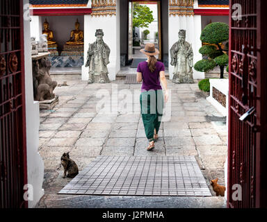 Touriste près de l'ancienne pagode Royale Stupas et au temple de Wat Pho à Bangkok au coucher du soleil Banque D'Images