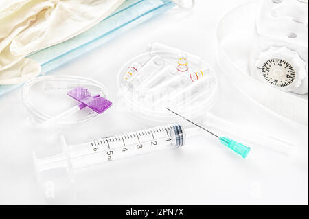 Seringue avec aiguille et égouttoir cathéter pour injection intraveineuse des gants et masques médicaux d'ampoules pour les médicaments Banque D'Images