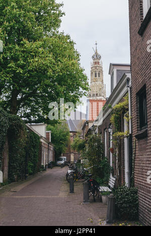 Petite rue pittoresque à Haarlem, Pays-Bas Banque D'Images