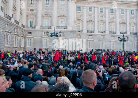 Les personnes à la Semaine Sainte procession. Palais Royal, Madrid, Espagne. Banque D'Images