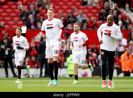 McTominay Scott Manchester United (à gauche) et Ashley Young (à droite) pendant le préchauffage avant la Premier League match à Old Trafford, Manchester. Banque D'Images