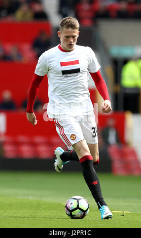 Scott Manchester United, McTominay se réchauffe-up avant la Premier League match à Old Trafford, Manchester. Banque D'Images