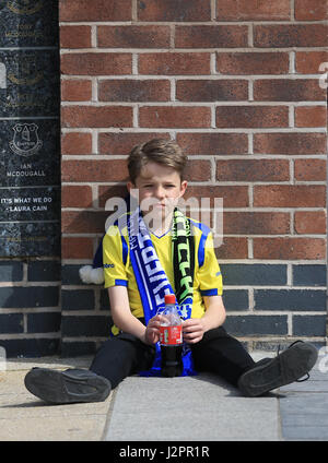 Un supporter d'Everton avant la Premier League match à Goodison Park, Liverpool. ASSOCIATION DE PRESSE Photo. Photo date : dimanche 30 avril, 2017. Voir l'ACTIVITÉ DE SOCCER histoire Everton. Crédit photo doit se lire : Nigel Français/PA Wire. RESTRICTIONS : EDITORIAL N'utilisez que pas d'utilisation non autorisée avec l'audio, vidéo, données, listes de luminaire, club ou la Ligue de logos ou services 'live'. En ligne De-match utilisation limitée à 75 images, aucune émulation. Aucune utilisation de pari, de jeux ou d'un club ou la ligue/dvd publications. Banque D'Images