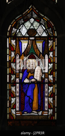 Vitraux représentant Moïse avec le comprimé de pierre de dix Commandements. Église Saint-Alkmund, Shrewsbury, Shriopshire Banque D'Images