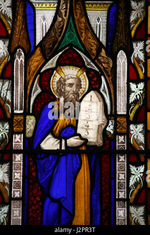 Vitraux représentant Moïse avec le comprimé de pierre de dix Commandements. Église Saint-Alkmund, Shrewsbury, Shriopshire Banque D'Images