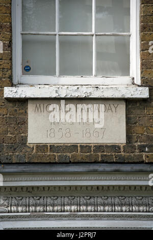 Plaque murale marquant le 1858 à 1867 grâce et faveur d'accueil scientifique Michael Faraday, Hampton Court Green, Middlesex, Angleterre Banque D'Images