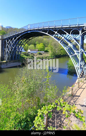 Le célèbre pont de fer sur la rivière Severn à Ironbridge, Shropshire, England, UK. Une partie de l'Ironbridge UNESCO World Heritage Site. Banque D'Images