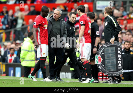 Manchester United, Eric Bailly (gauche) quitte le jeu avec une blessure, aux côtés de José Mourinho Manchester United et Manchester United's Matteo Darmian (droite) est substitué au cours de la Premier League match à Old Trafford, Manchester. Banque D'Images