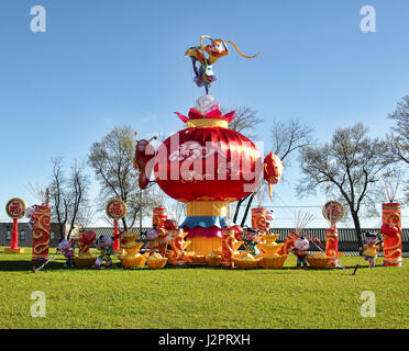 Solvay, New York, USA. Le 26 avril 2017. L'État de New York Festival de lanternes chinoises à l'état des expositions de Solvay, New York. Affiche lumineuse LED Banque D'Images