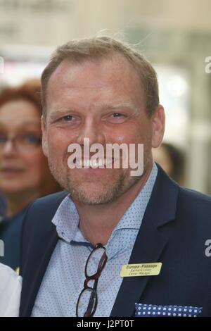 Pâques Lindt charity event de l'aide de 'Budnianer e.V" et "Hamburger Tafel e.V.' à Europa passage comprend : Gerhard Loewe (Center Manager) Où : Hambourg, Allemagne Quand : 30 Mars 2017 Banque D'Images